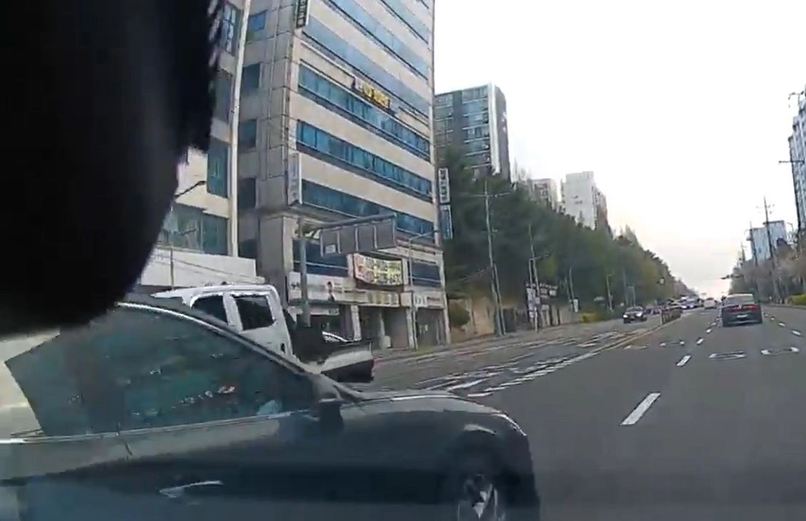 충남 천안시 불당동 운동장 사거리 인근에서 차량이 좌회전 직후 진로를 변경하는 차량을 고의로 들이받고 있다.