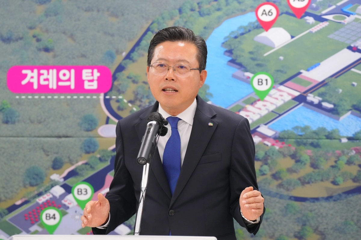 장기수 천안시장이 천안 K-컬처박람회 일정과 주제 등을 설명하고 있다. 시 제공