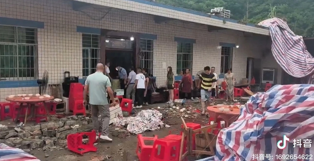 중국서 대학 입학 축하잔치 중 벽 무너져 5명 사망·17명 부상. 중국 소셜미디어 더우인 캡처
