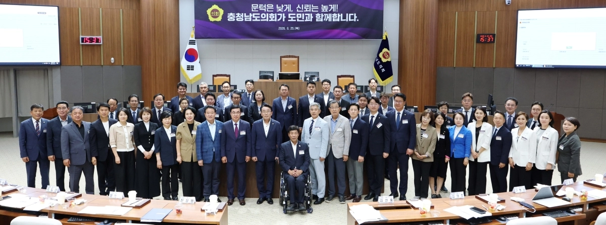 충남도의회 의원들이 19일 지방교육재정교부금 산정 방식 개편안의 전면 재검토를 촉구하고 있다. 도의회 제공