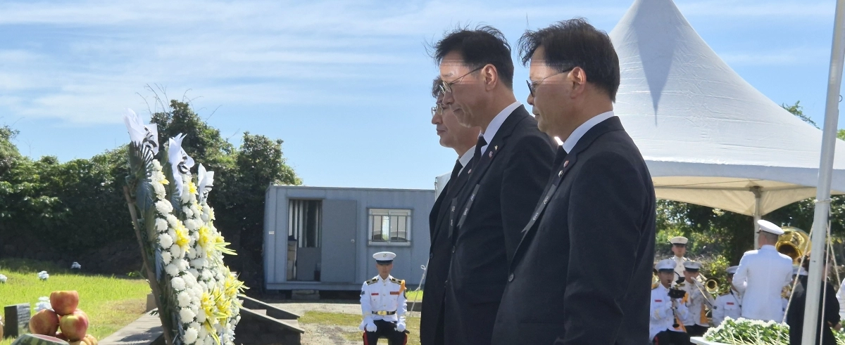 위성곤(가운데) 제주도지사가 김성범(앞쪽) 국회의원, 김원칠 서귀포부시장 등과 함께 19일 서귀포시 대정읍 상모리 백조일손묘역에서 열린 예비검속 섯알오름 희생자 영령 합동위령제에서 헌화와 분향을 하고 있다.  제주 강동삼 기자