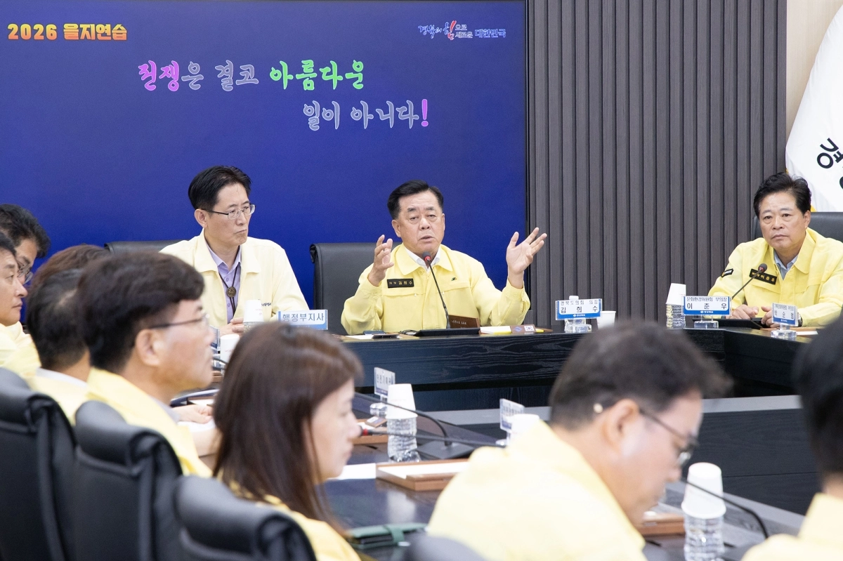 19일 경북도 충무시설을 찾은 김희수 의장이 종합상황실에서 근무 중인 직원들에게 격려의 말을 하고 있다. 경북도의회 제공