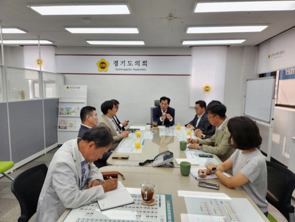 ▲ 지난 18일 경기도의회 의정부상담소에서 정담회를 갖은 이영봉 의원(사진=경기도의회)