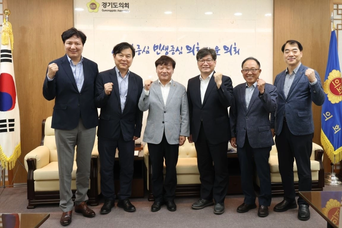 ▲ 19일 한국행정학회 임원진과 만나 지방의회법 제정 방향에 대해 논의한 남종섭 의장(사진=경기도의회)