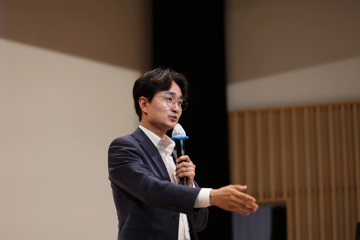서준오 노원구청장이 지난 4일 재건축 관련 주민설명회에서 하계한신동성아파트 재건축 조합설립추진위원회 구성을 위한 주민설명회에서 질의에 응답하고 있다. 노원구 제공
