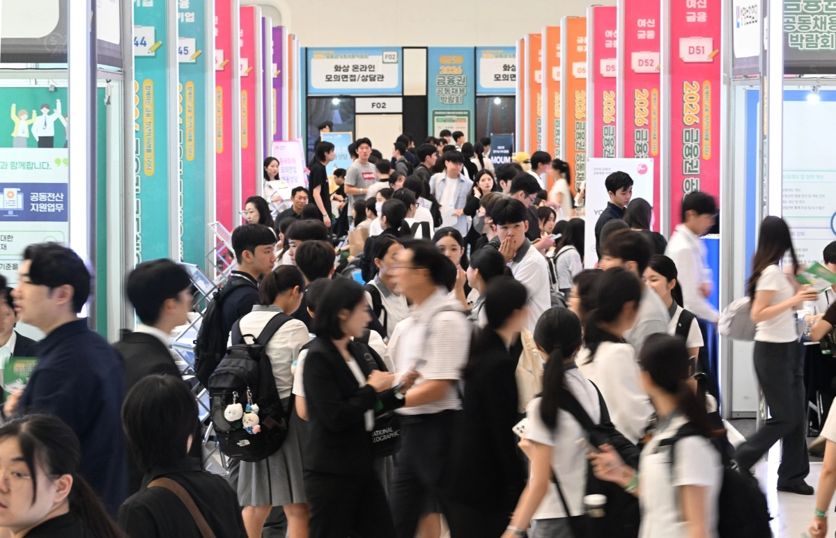 19일 서울 동대문디자인플라자에서 열린 2026 금융권 공동채용 박람회 부스가 구직자들로 붐비고 있다. 2026.8.19 도준석 전문기자