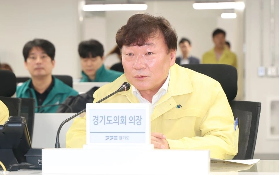 ▲ 19일 ‘2026년 을지연습’이 진행 중인 경기도와 경기도교육청 종합상황실을 찾은 남종섭 의장이 격려의 말을 전하고 있다. (사진=경기도의회)