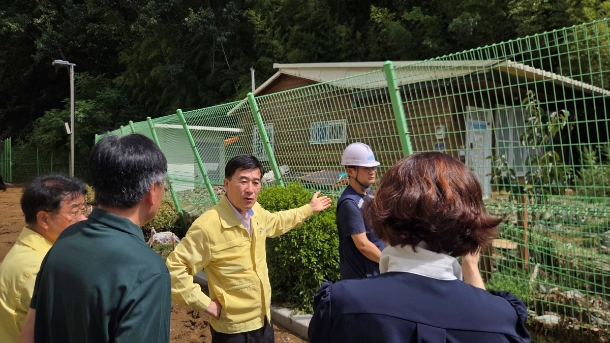 허성우 한국교육시설안전원 이사장이 19일 경남 거제지역 집중호우 피해학교를 찾아 안전관리 전문가들과 함께 시설물 피해 현황과 안전 상태를 점검하고 있다(사진=한국교육시설안전원 제공)