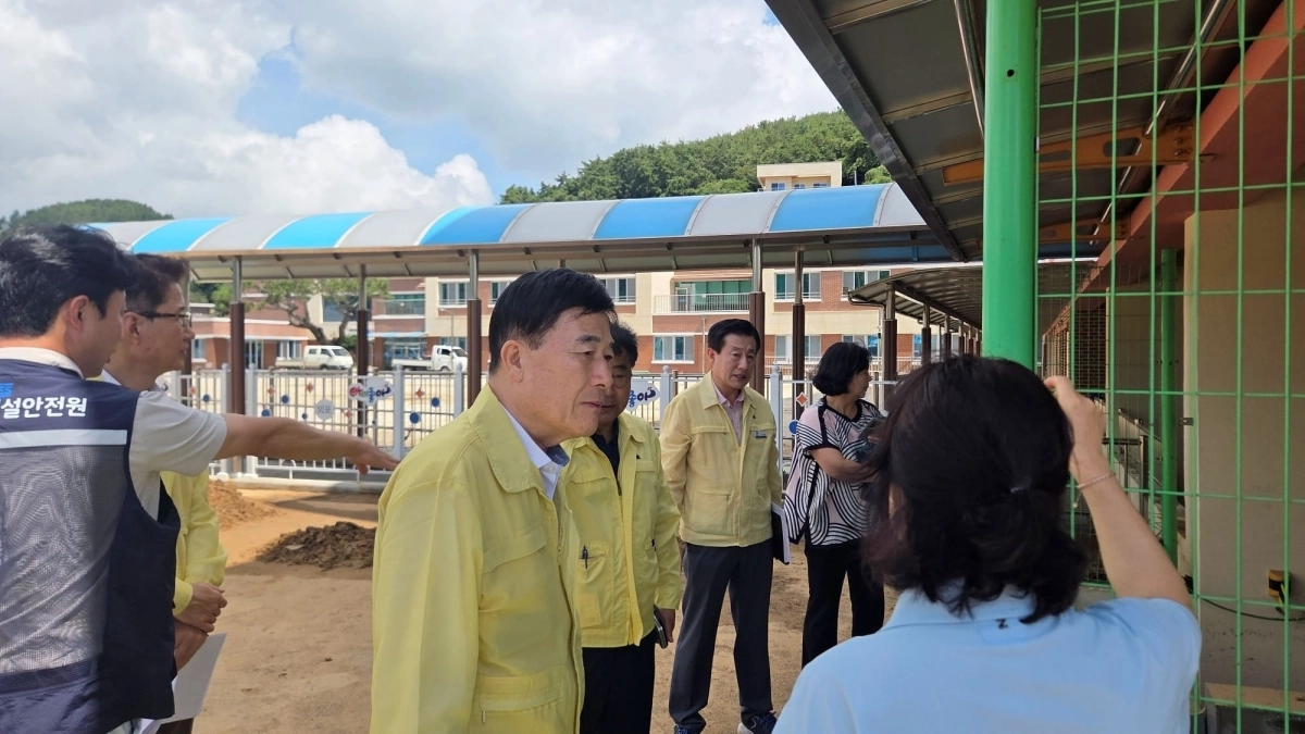 허성우 한국교육시설안전원 이사장이 19일, 학교 시설물 피해 현황과 안전 상태를 점검하며 학교 관계자들의 애로사항과 복구 관련 의견을 청취하고 있다(사진=한국교육시설안전원 제공)