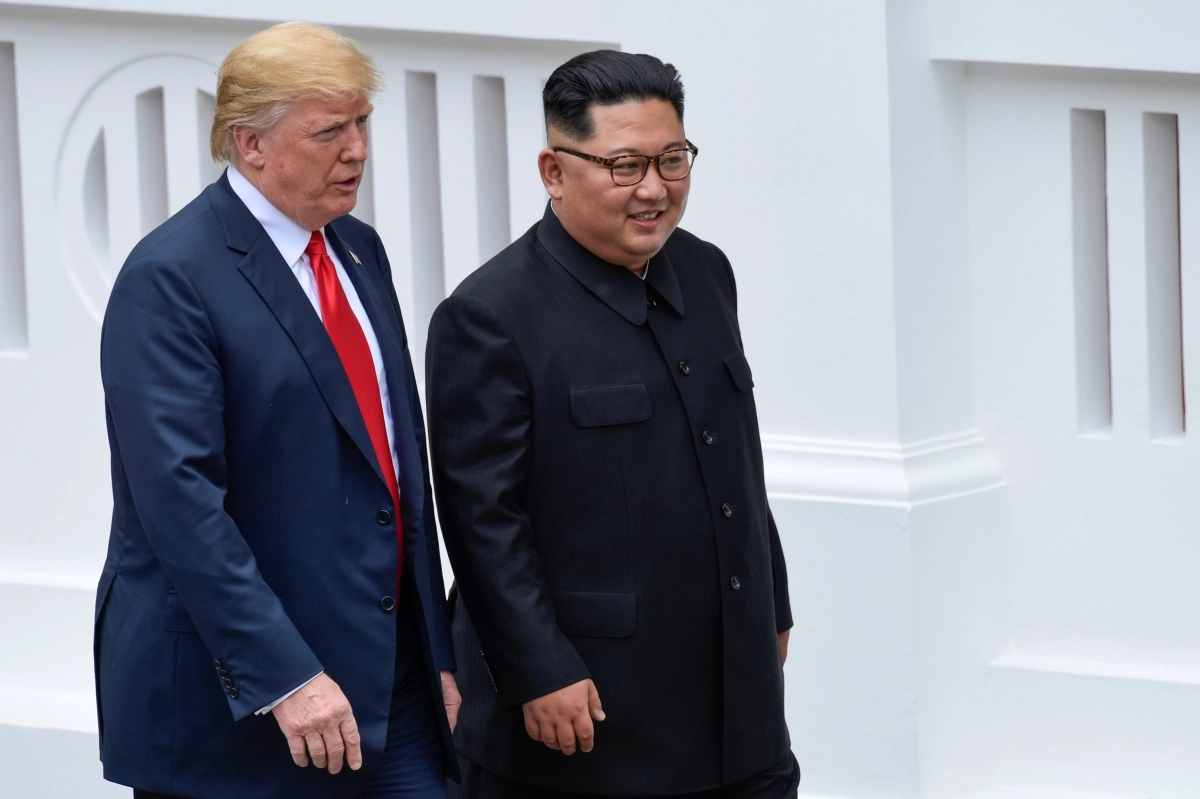 도널드 트럼프 미국 대통령과 김정은 북한 국무위원장이 2018년 6월 싱가포르에서 회담을 하고 있는 모습. 연합뉴스