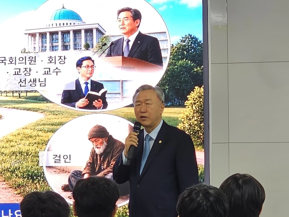 서석해 강동대학교 총장이 ‘세계를 움직인 위대한 고전 101권’을 주제로 특별 강연을 하고 있다.