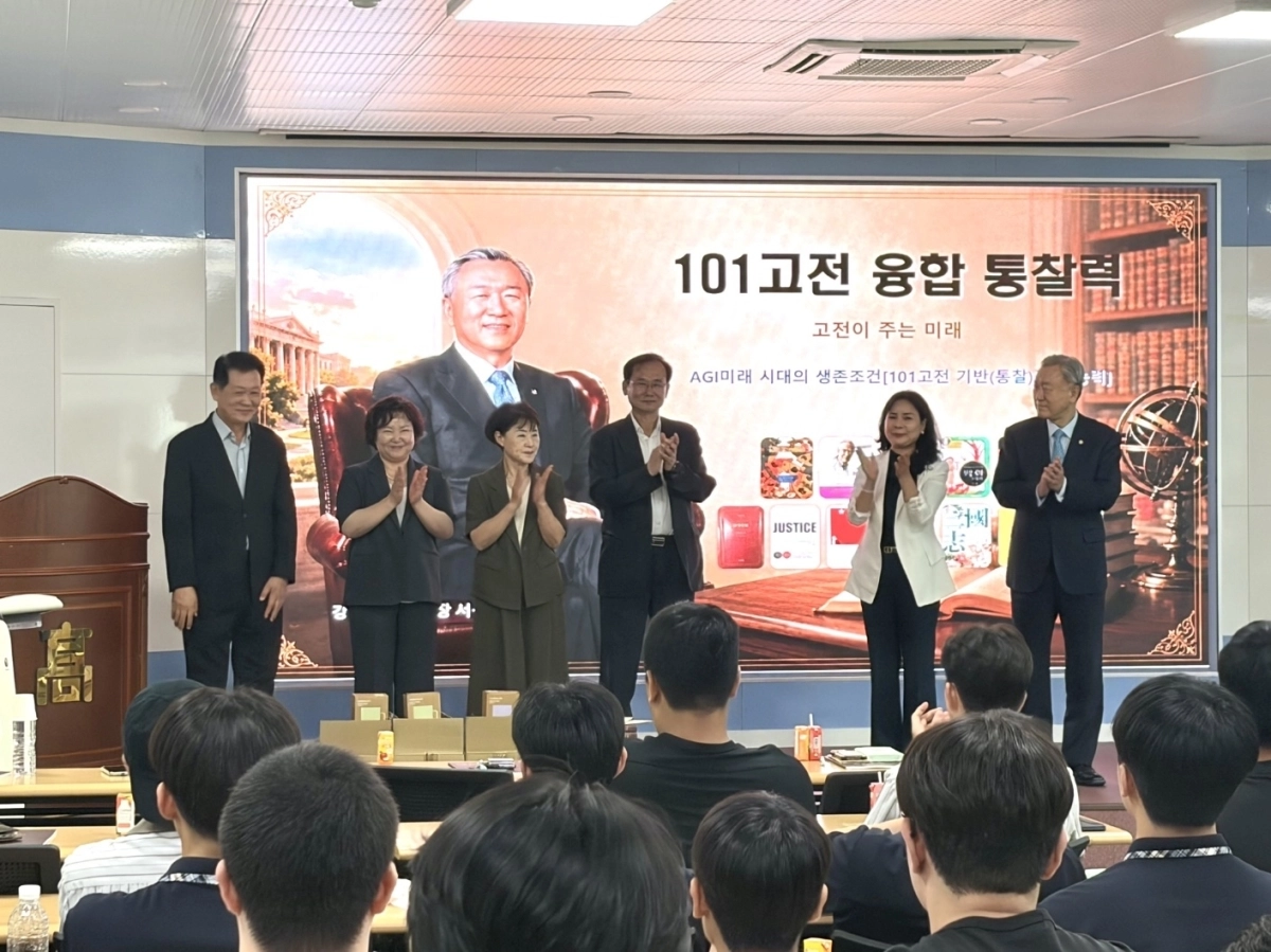 서석해 강동대학교 총장과 범서우 부총장 등 대학 관계자들이 학생들에게 인사하고 있다.