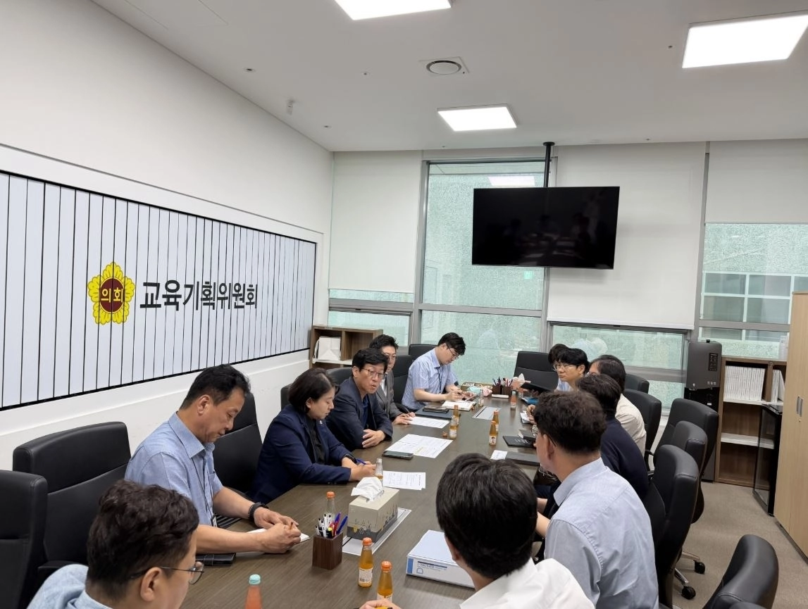▲ 경기도교육청 예산담당관, 학교급식보건과, 지역교육정책과 관계자들과 정담회를 갖은 국중범 위원장(사진=경기도의회)