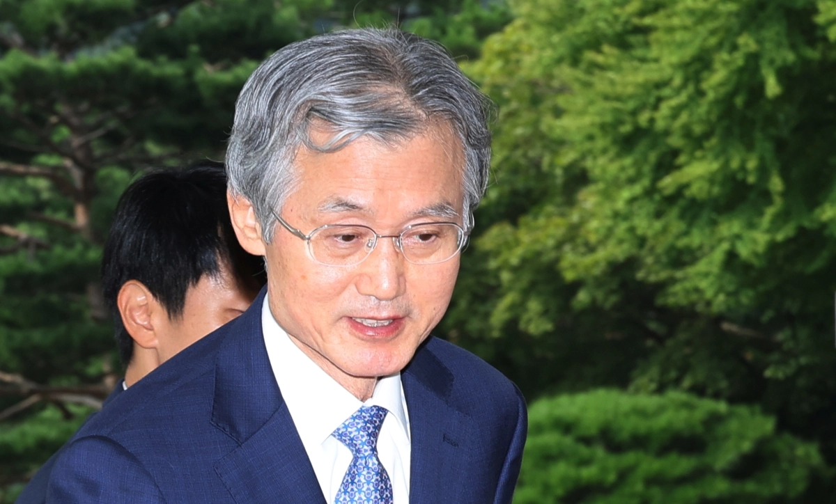 조희대 대법원장이 19일 서울 서초구 대법원으로 출근하고 있다. 조 대법원장은 지난 18일 노태악 전 대법관과 이흥구 대법관 후임으로 손봉기 대구지법 부장판사와 김성수 서울고법 부장판사를 이재명 대통령에게 임명 제청했다. 2026.8.19 연합뉴스