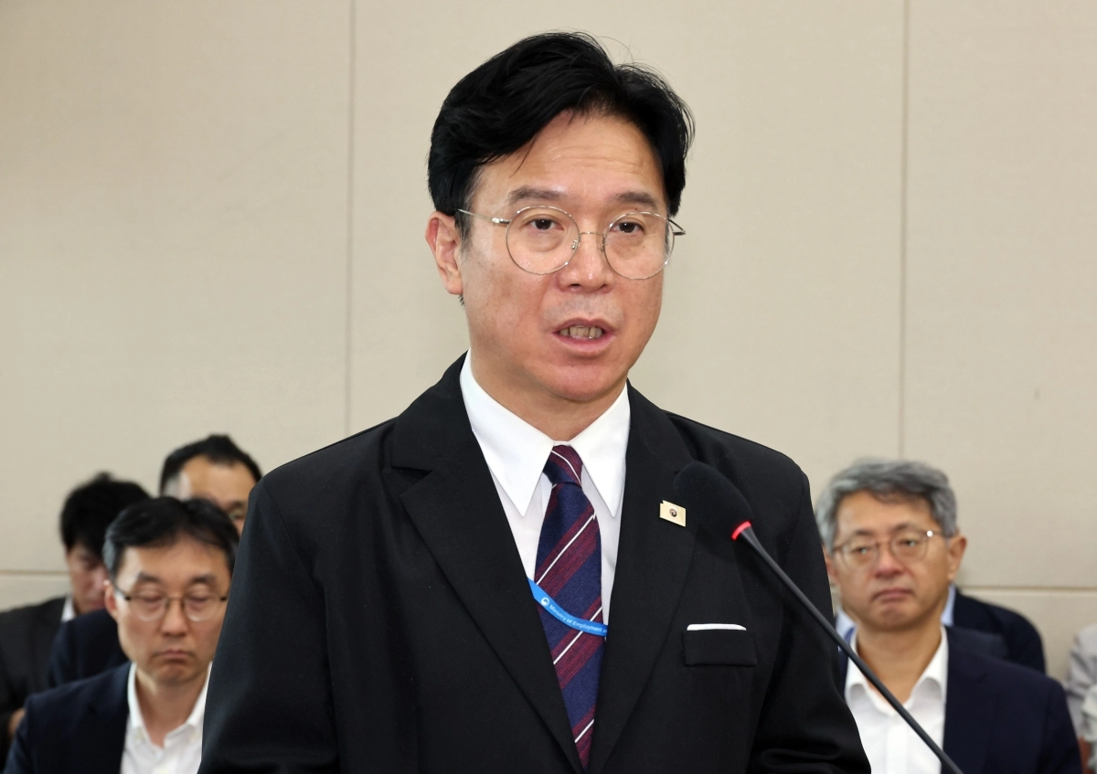 김영훈 고용노동부 장관이 19일 여의도 국회에서 열린 기후에너지환경노동위원회 제3차 전체회의에서 결산 및 예비비 지출 승인건에 대한 제안설명을 하고 있다. 뉴시스