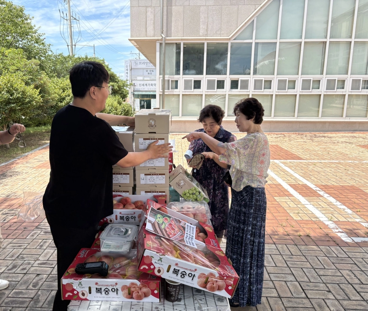 영암군 농부남생이 유통사업단이 소농과 고령 농가의 농산물 판로 확대를 위해 직거래 판매 활동을 펼치고 있다.