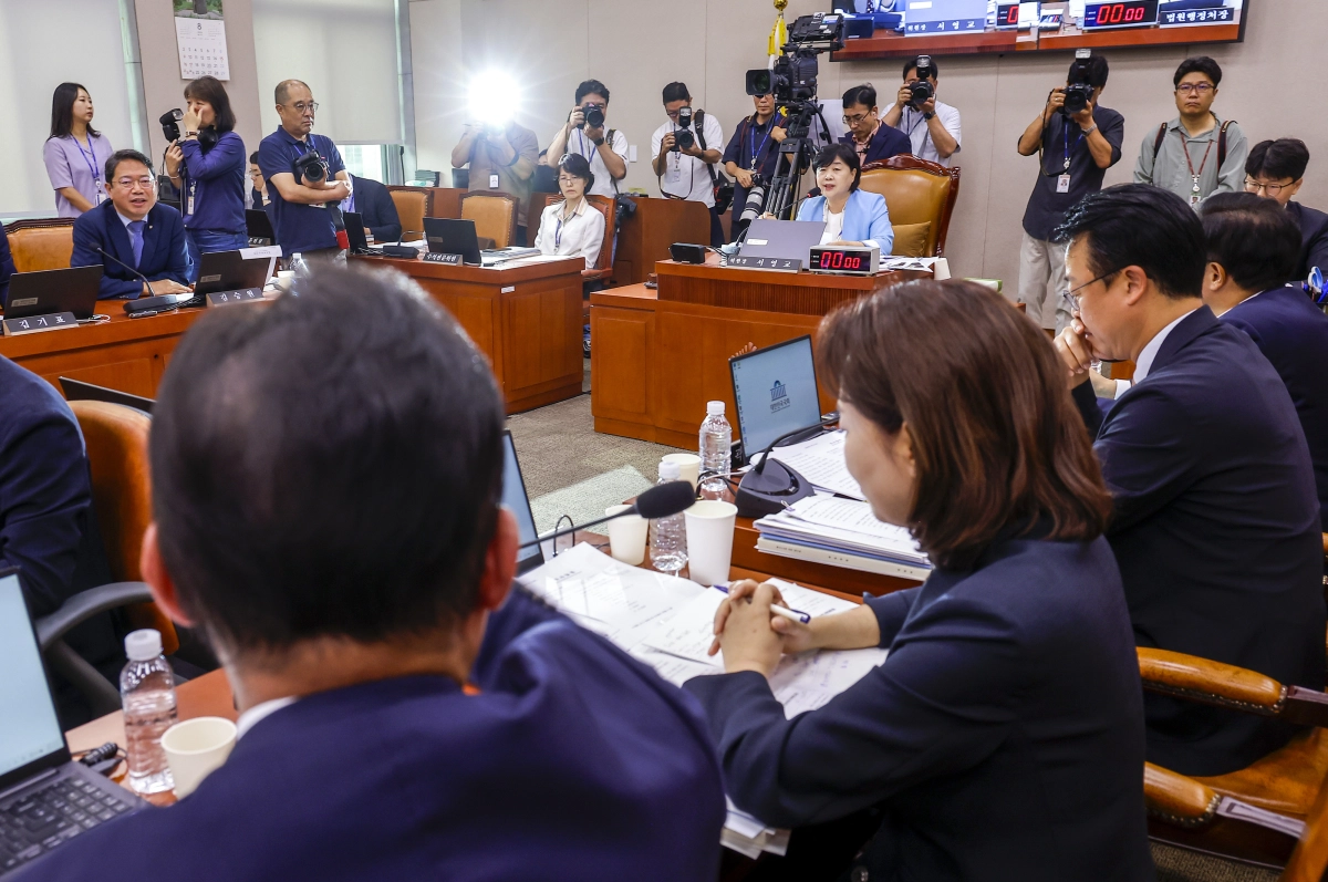 김태규 국민의힘 법제사법위원을 비롯한 소속 의원들이 19일 서울 여의도 국회에서 열린 법제사법위원회 전체회의에서 서영교 국회 법제사법위원장의 회의 진행방식에 대해 항의하고 있다. 뉴시스