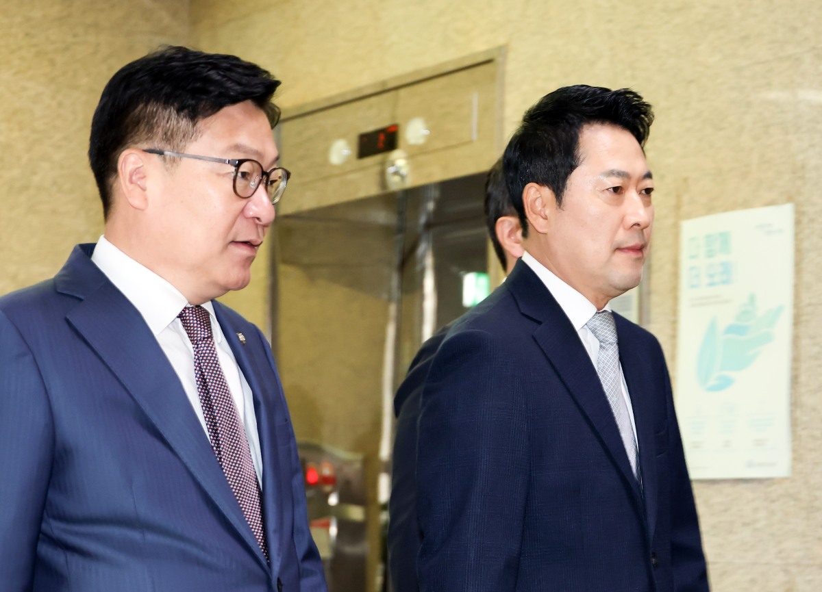 국민의힘 장동혁 대표(오른쪽)와 정점식 원내대표가 13일 국회에서 열린 최고위원회의에 참석하기 위해 입장하고 있다. 연합뉴스