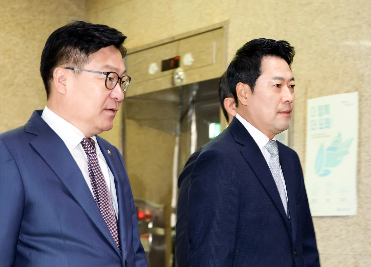 국민의힘 장동혁 대표(오른쪽)와 정점식 원내대표가 13일 국회에서 열린 최고위원회의에 참석하기 위해 입장하고 있다. 연합뉴스
