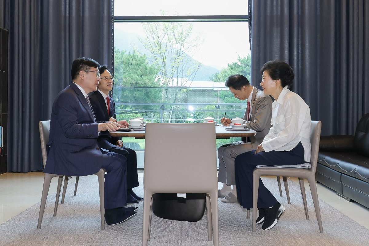 정점식 국힘 원내대표, 박근혜 전 대통령 예방