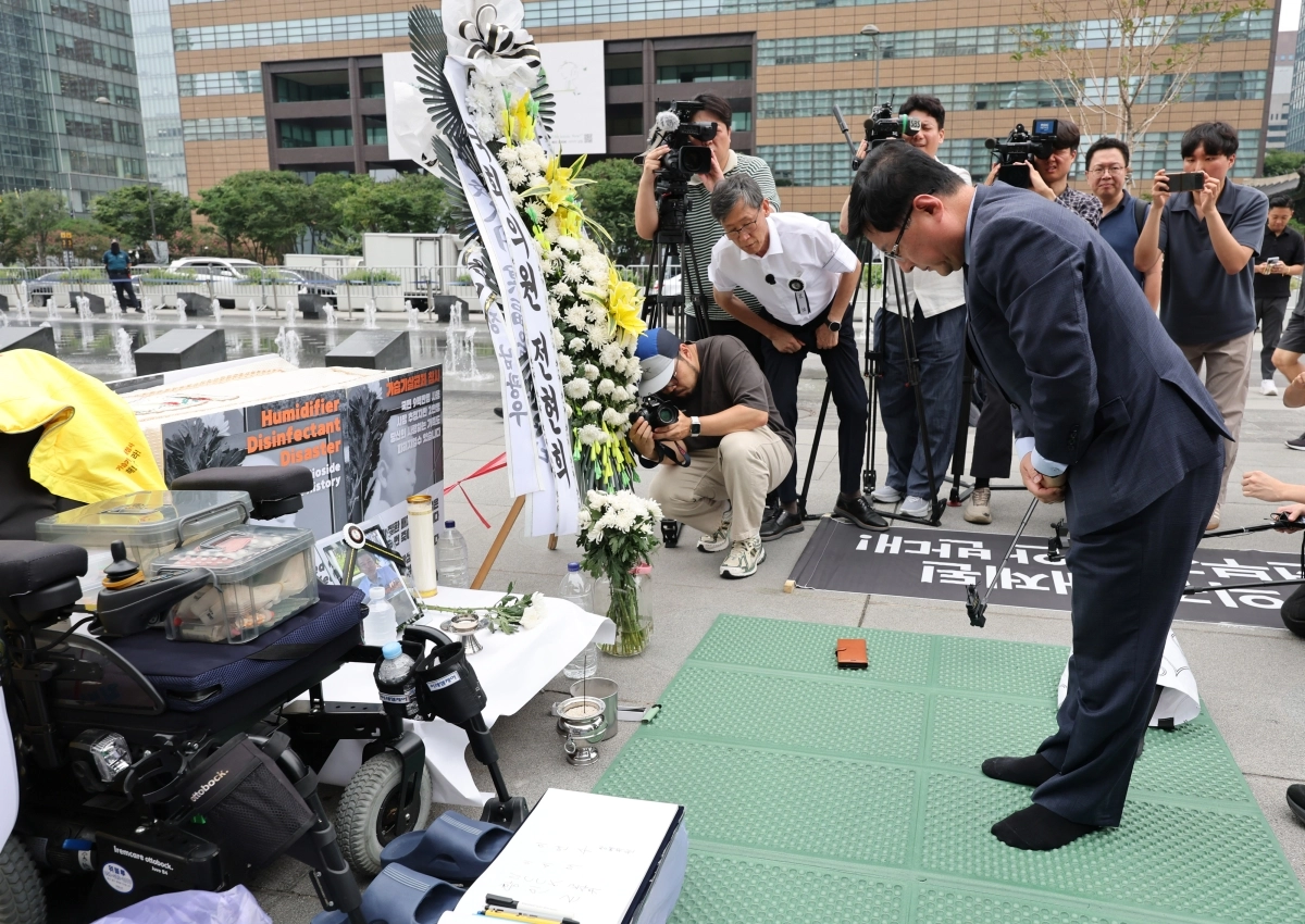 김성환 기후부장관, 가습기살균제 피해자 첫 조문
