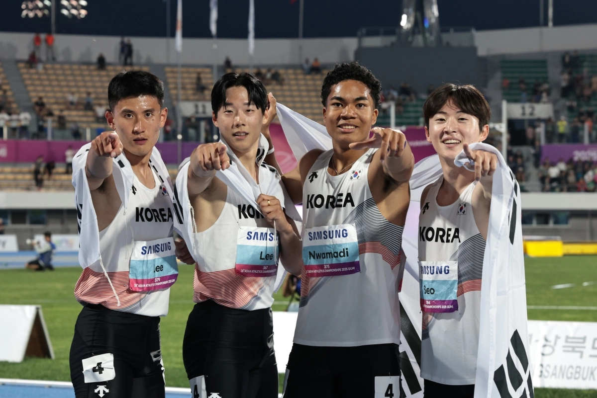 지난해 5월 경북 구미시민운동장에서 열린 2025 아시아육상경기선수권대회 남자 400m 계주 결선에서 우승을 차지한 육상 대표팀 선수들(왼쪽부터 이준혁·이재성·나마디 조엘진·서민준)이 세리머니를 선보이는 모습. 대한육상연맹 제공