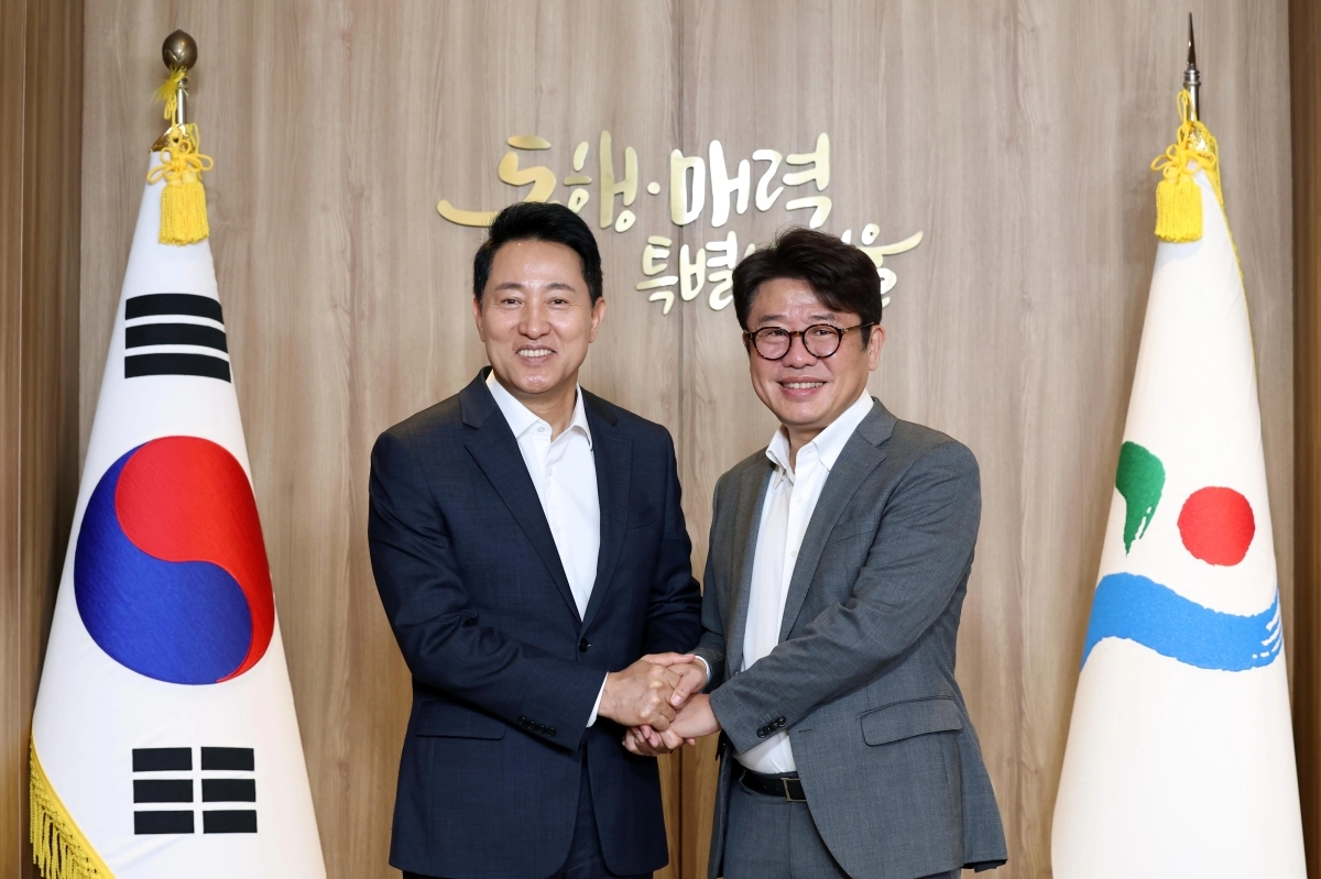 오세훈 서울시장이 19일 서울 중구 서울시청에서 국민의힘 소속 유의동 국회 국토교통위원장과 조찬 간담회를 하기 앞서 기념촬영 하고 있다. 뉴시스