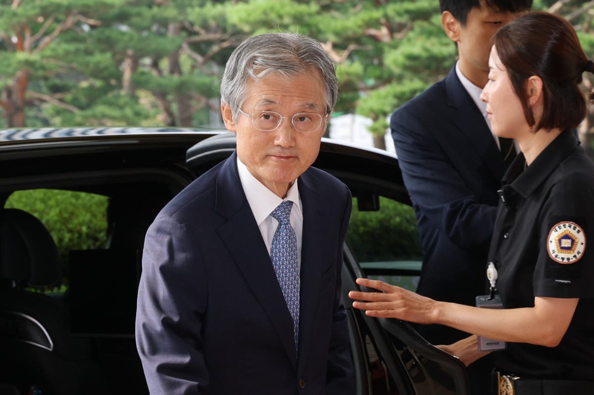 조희대 대법원장이 19일 오전 서울 서초구 대법원 청사로 출근하고 있다. 조 대법원장은 청와대와 신임 대법관을 사전 합의하는 관례를 깨고 서면으로 손봉기 대구지법 부장판사와 김성수 서울고법 부장판사를 임명 제청한 데 대한 입장을 묻는 취재진 질문에 답하지 않았다. 연합뉴스