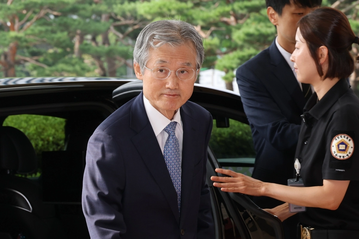 조희대 대법원장이 19일 오전 서울 서초구 대법원 청사로 출근하고 있다. 조 대법원장은 청와대와 신임 대법관을 사전 합의하는 관례를 깨고 서면으로 손봉기 대구지법 부장판사와 김성수 서울고법 부장판사를 임명 제청한 데 대한 입장을 묻는 취재진 질문에 답하지 않았다. 연합뉴스