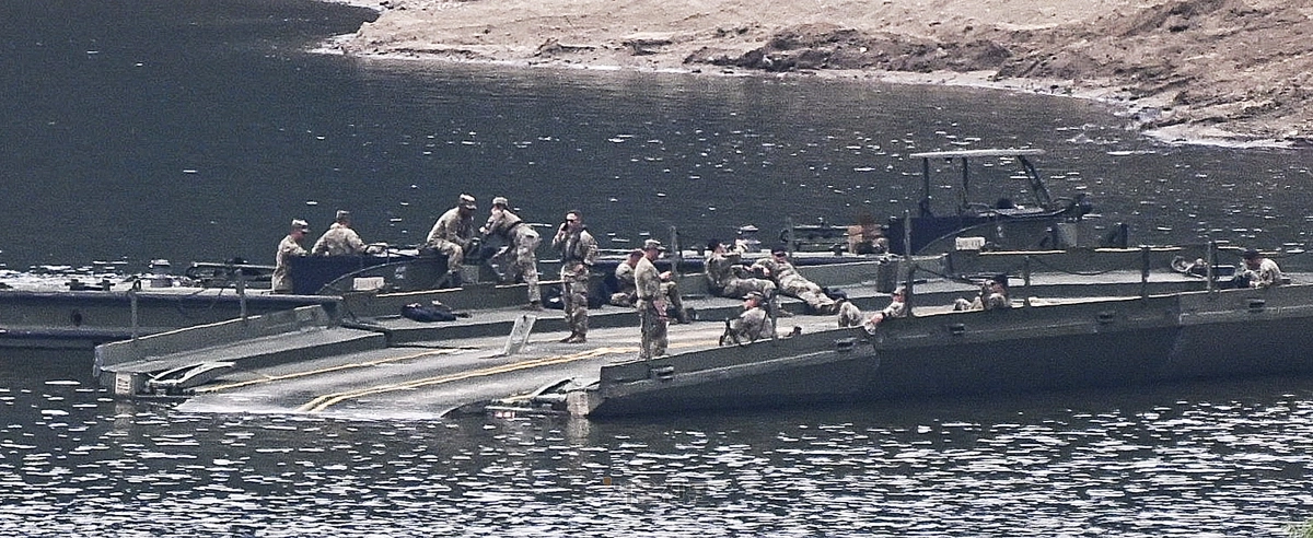 부교 위 여유로운 미군