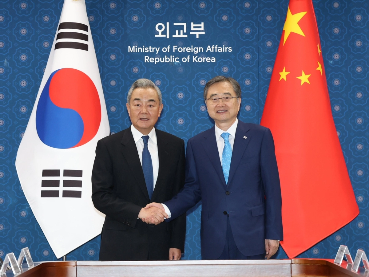 조현(오른쪽) 외교부 장관이 19일 서울 종로구 외교부 청사에서 왕이 중국 외교부장과 한중 외교장관 회담에 앞서 악수를 하며 기념촬영을 하고 있다. 뉴스1