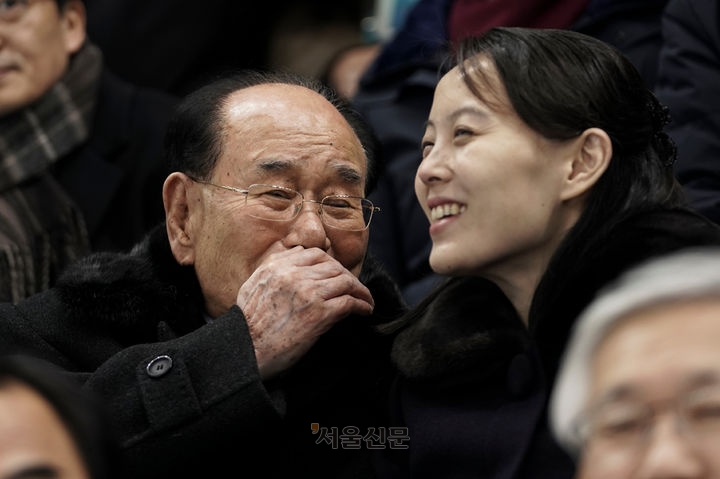 김영남(왼쪽) 북한 최고인민회의 상임위원장이 2018년 2월 10일 강원도 강릉에서 열린 2018 동계올림픽 여자 아이스하키 남북 단일팀과 스위스의 경기 전 김여정과 대화하는 모습. 서울신문DB