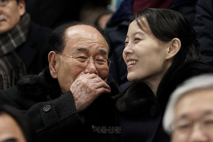 김영남(왼쪽) 북한 최고인민회의 상임위원장이 2018년 2월 10일 강원도 강릉에서 열린 2018 동계올림픽 여자 아이스하키 남북 단일팀과 스위스의 경기 전 김여정과 대화하는 모습. 서울신문DB