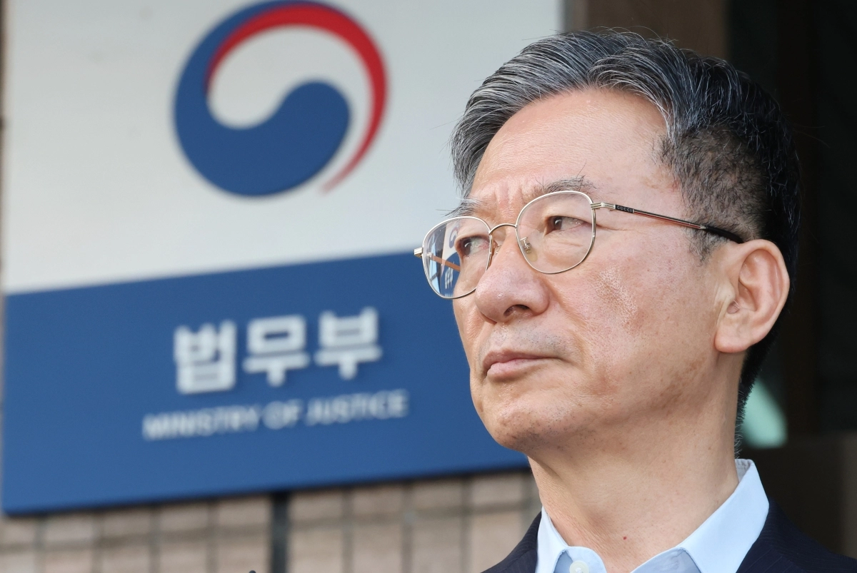 건강상 이유와 함께 “검찰개혁 관련 주요 입법이 마무리됐다”는 취지로 사퇴 이유를 밝힌 정성호 법무부 장관이 18일 과천 법무부 청사를 나서고 있다. 2026.8.18. 연합뉴스