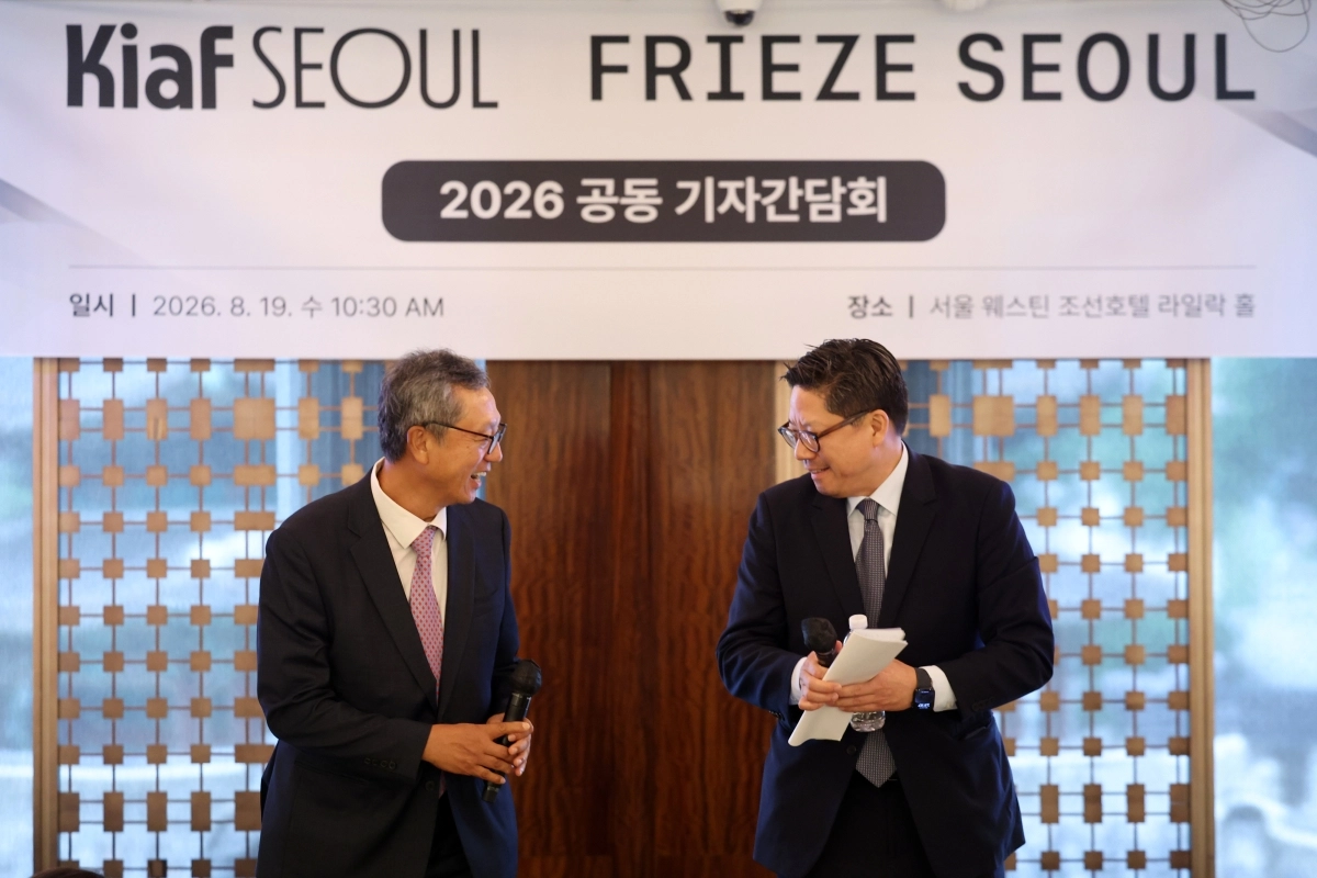 서울 중구 웨스틴조선호텔에서 19일 열린 키아프 서울과 프리즈 서울의 공동 기자간담회에서 이성훈(왼쪽) 한국화랑협회장과 패트릭 리 프리즈 서울 디렉터가 마주보﻿고 있다. 뉴시스