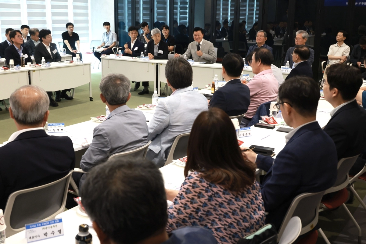 충북도가 지난 4일 오창과학산업단지와 청주산업단지를 잇따라 방문해 기업인들의 현장 애로사항을 청취했다. 이 자리는 창업특별도 충북 실현 방안을 모색하기 위해 마련됐다. 충북도 제공