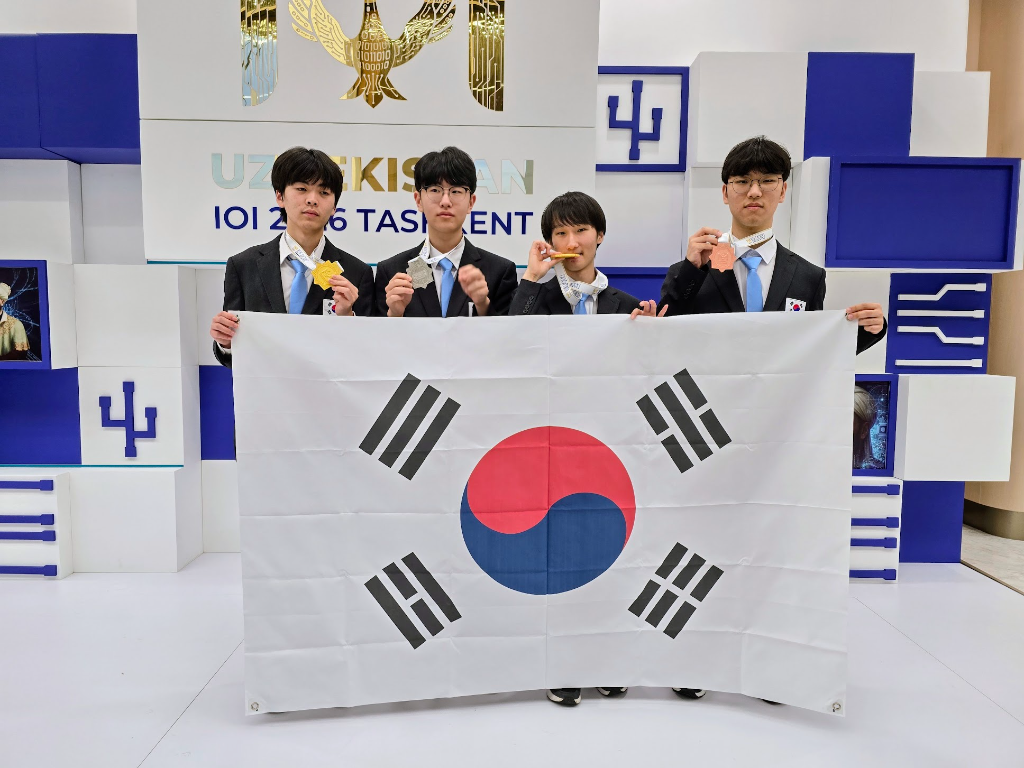 국제정보올림피아드에서 전원 메달을 획득한 한국 대표단. 왼쪽부터 정민찬, 변재우, 양승민, 손재원 학생. 과학기술정보통신부 제공