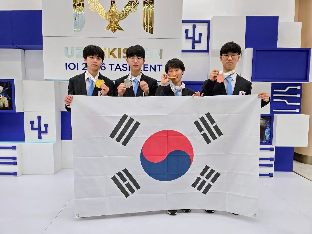 국제정보올림피아드에서 전원 메달을 획득한 한국 대표단. 왼쪽부터 정민찬, 변재우, 양승민, 손재원 학생. 과학기술정보통신부 제공
