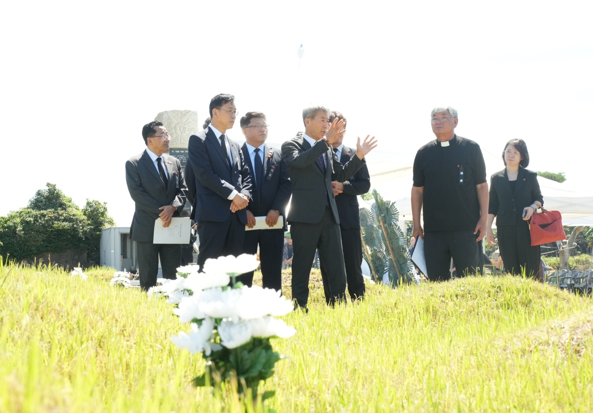 위성곤(왼쪽 두 번째) 제주지사가 19일 제주 서귀포시 대정읍 백조일손 묘역에서 ‘제76주기 섯알오름 예비검속 희생자 합동위령제’를 지낸 뒤 유족회와 함께 묘역을 둘러보고 있다. 제주도 제공