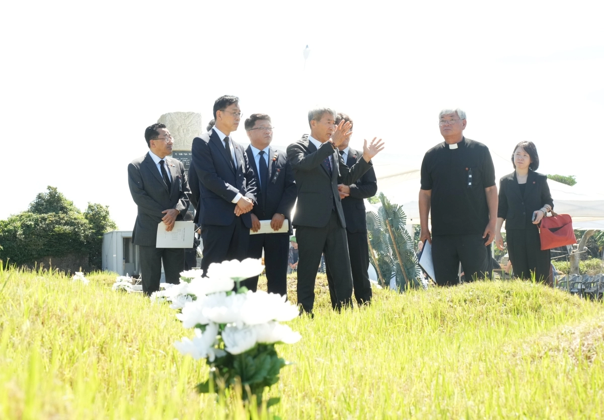 위성곤(왼쪽 두 번째) 제주지사가 19일 제주 서귀포시 대정읍 백조일손 묘역에서 ‘제76주기 섯알오름 예비검속 희생자 합동위령제’를 지낸 뒤 유족회와 함께 묘역을 둘러보고 있다. 제주도 제공