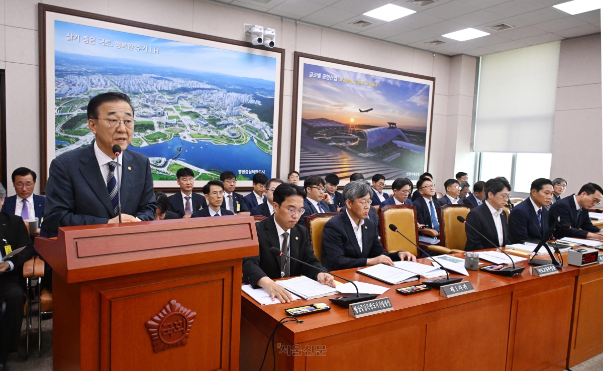 김윤덕(왼쪽) 국토교통부 장관이 19일 국회에서 열린 국토교통위원회 전체회의에 참석해 의원 질의에 답변하고 있다. 안주영 전문기자