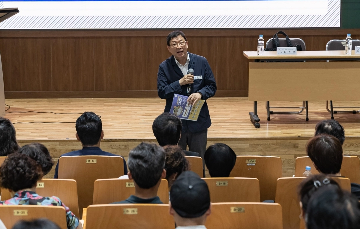 김경호 광진구청장이 지난해 7월 자양2동 649번지 일대 모아타운 관리계획 수립안 주민설명회에 참석해 주민들에게 사업 내용을 설명하고 있다. 광진구 제공