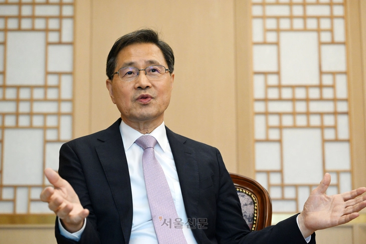 박노벽 세종연구소 이사장이 지난 14일 서울 종로구 세종연구소 집무실에서 진행한 서울신문과의 단독 인터뷰에서 러시아·우크라이나 전쟁 등 국제 정세와 대미 안보·통상 협의 등 외교·안보 현안에 대한 견해를 밝히고 있다. 도준석 전문기자