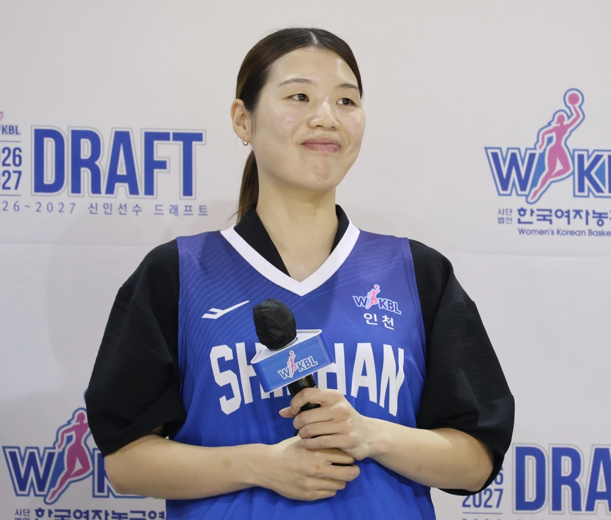 가네다 마나가 19일 충북 청주체육관에서 열린 2026~27 WKBL 신인선수 드래프트 1라운드 1순위로 신한은행에 지명된 후 기념 촬영을 하고 있다. 2026.8.19 청주 연합뉴스