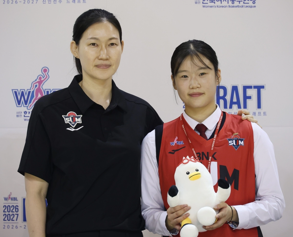박정은(왼쪽) 부산 BNK 감독이 19일 충북 청주체육관에서 열린 2026~27 WKBL 신인선수 드래프트에서 전체 2순위로 뽑은 임연서와 함께 기념 촬영을 하고 있다.2026.8.19 청주 연합뉴스