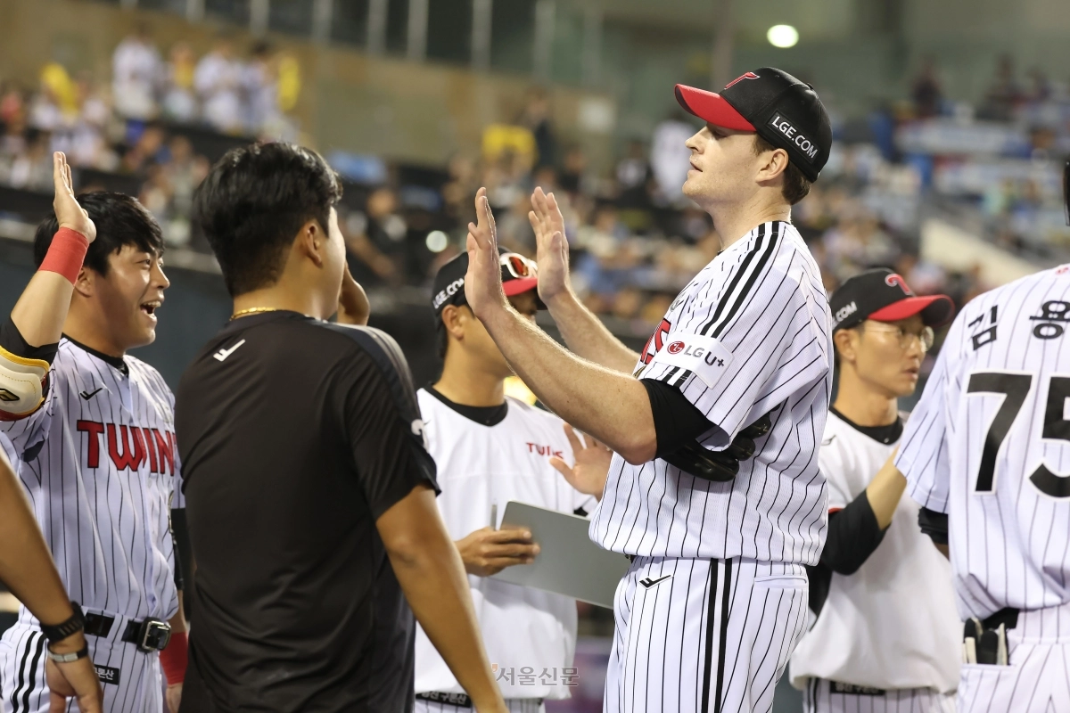 LG 트윈스 새 외국인 투수 존 케네디(오른쪽)가 19일 서울 잠실구장에서 열린 KT 위즈와 LG의 경기에서 동료들과 하이파이브하고 있다. 2026.8.19 LG 트윈스 제공