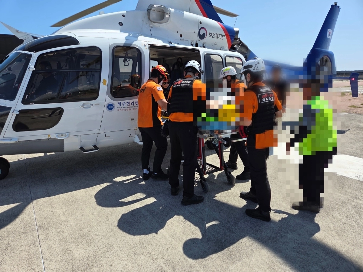 제주도소방대원들이 제주 서귀포시 강정동에서 지난 19일 오후  전신주 작업을 하던 60대 남성이 약 5ｍ 아래로 추락해 중상을 입는 사고가 발생하자 닥터헬기로 긴급 이송을 준비하고 있다. 제주도소방안전본부 제공