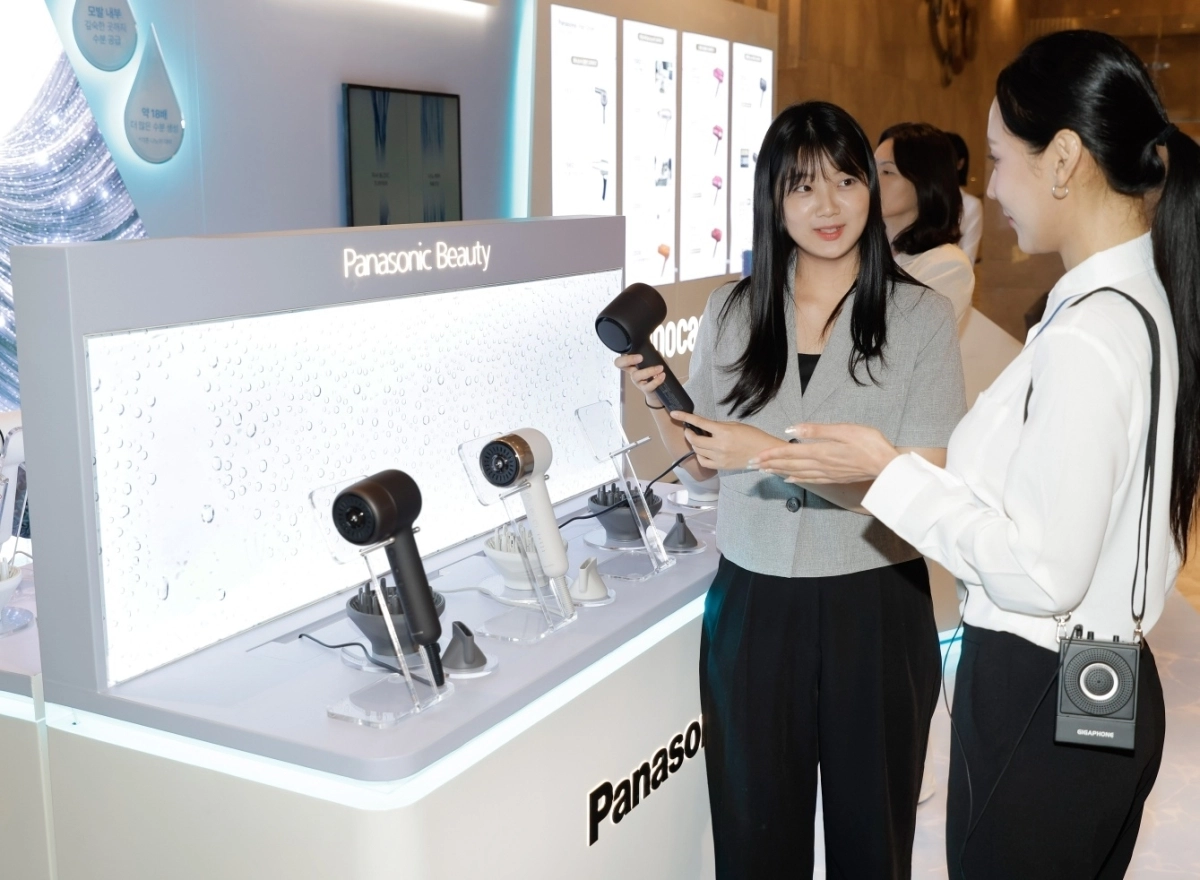 19일 서울 강남구 보코 서울 강남에서 신제품 출시를 기념해 파나소닉코리아 체험존이 운영됐다. 관계자가 ‘EH-NB70’에 적용된 고속 BLDC 모터와 ‘나노이 모이스처 플러스’ 기술을 비롯해 6가지 케어 모드와 전용 노즐별 사용법을 안내하고 있다.  사진- 파나소닉코리아 제공