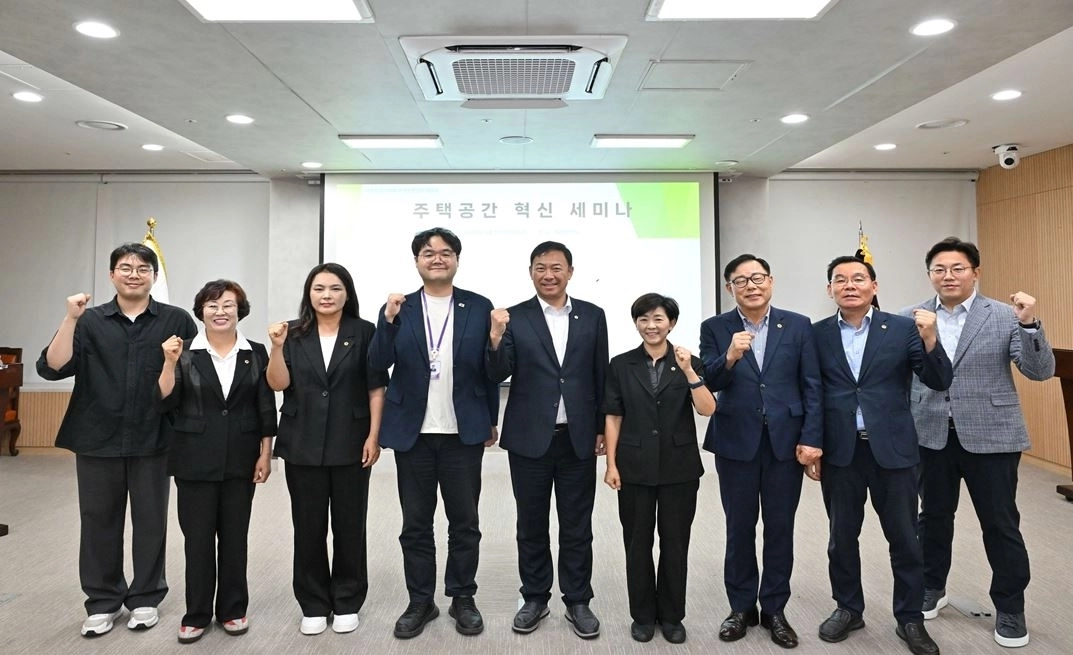 ‘주택공간 혁신 세미나’를 개최한 서울시의회 주택공간위원회(위원장 박승진) 소속 위원들과 참석자들이 기념촬영을 하고 있다. 서울시의회 제공