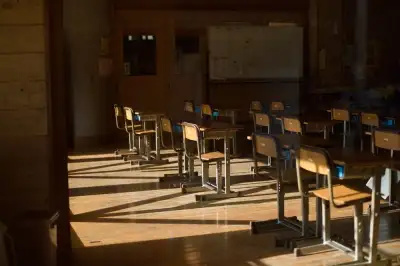 “힘들면 우리 집에 와” 학생 이마에 키스한 교사 ‘집유’